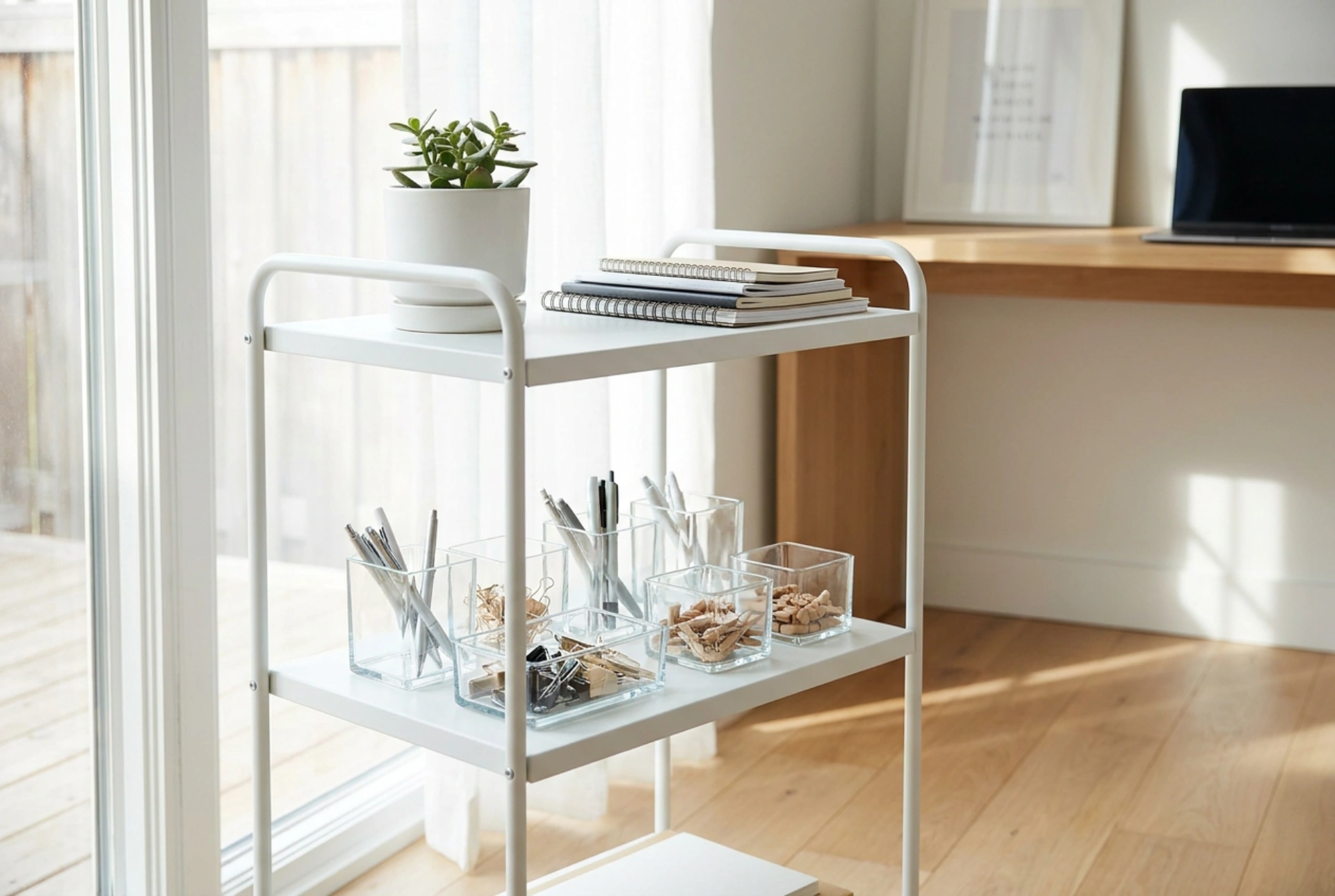 De metalen trolley op wielen en het mobiel organiseren van kleine spullen