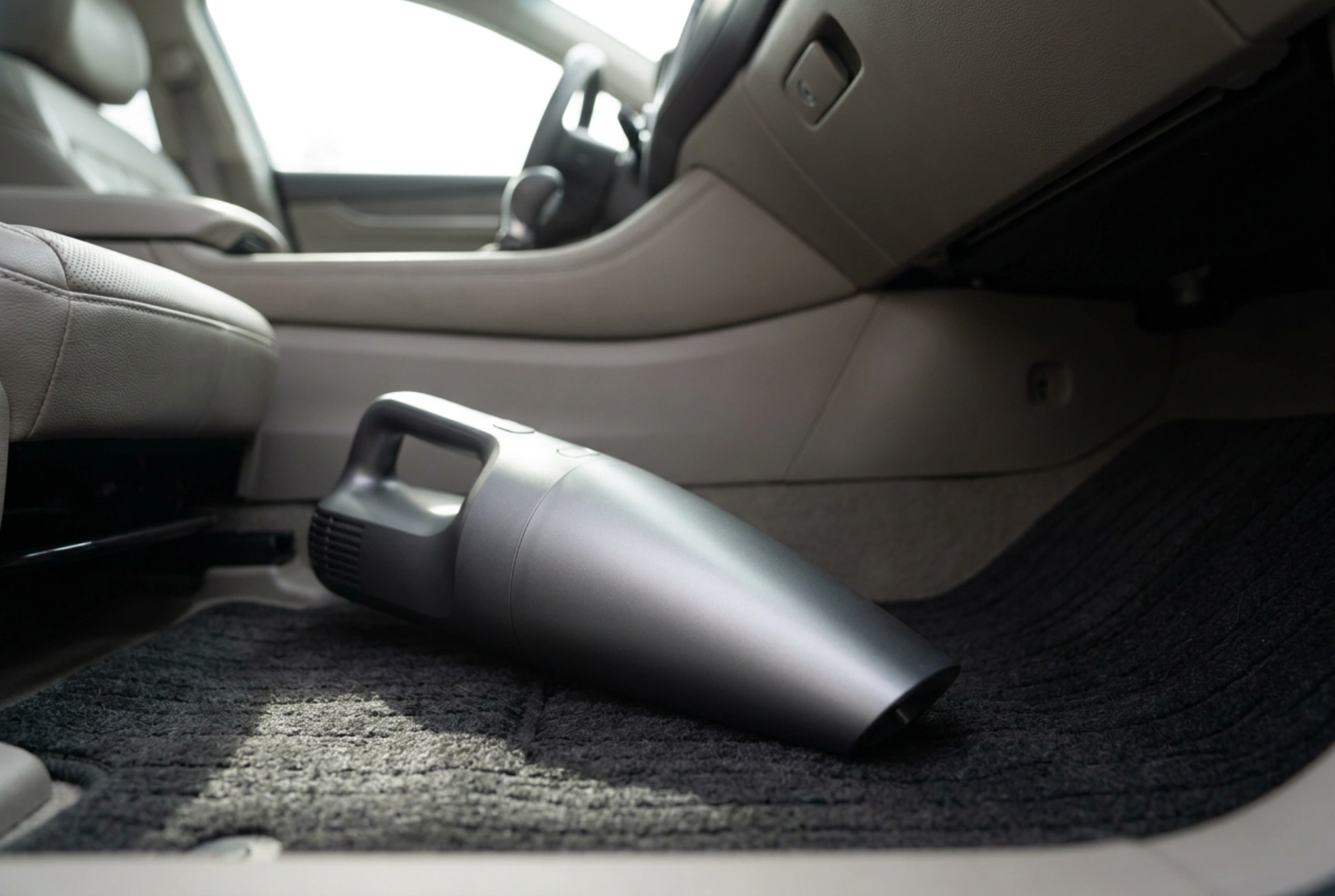 Hoe de accuduur van een snoerloze stofzuiger in de auto te verlengen