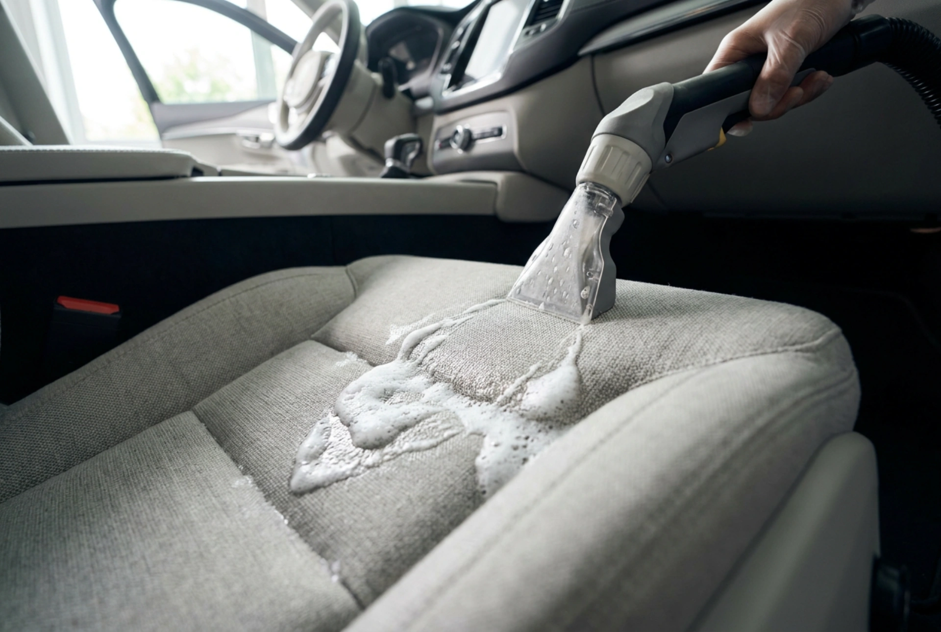 Hoe reinig je autobekleding met een sproei-extractiereiniger