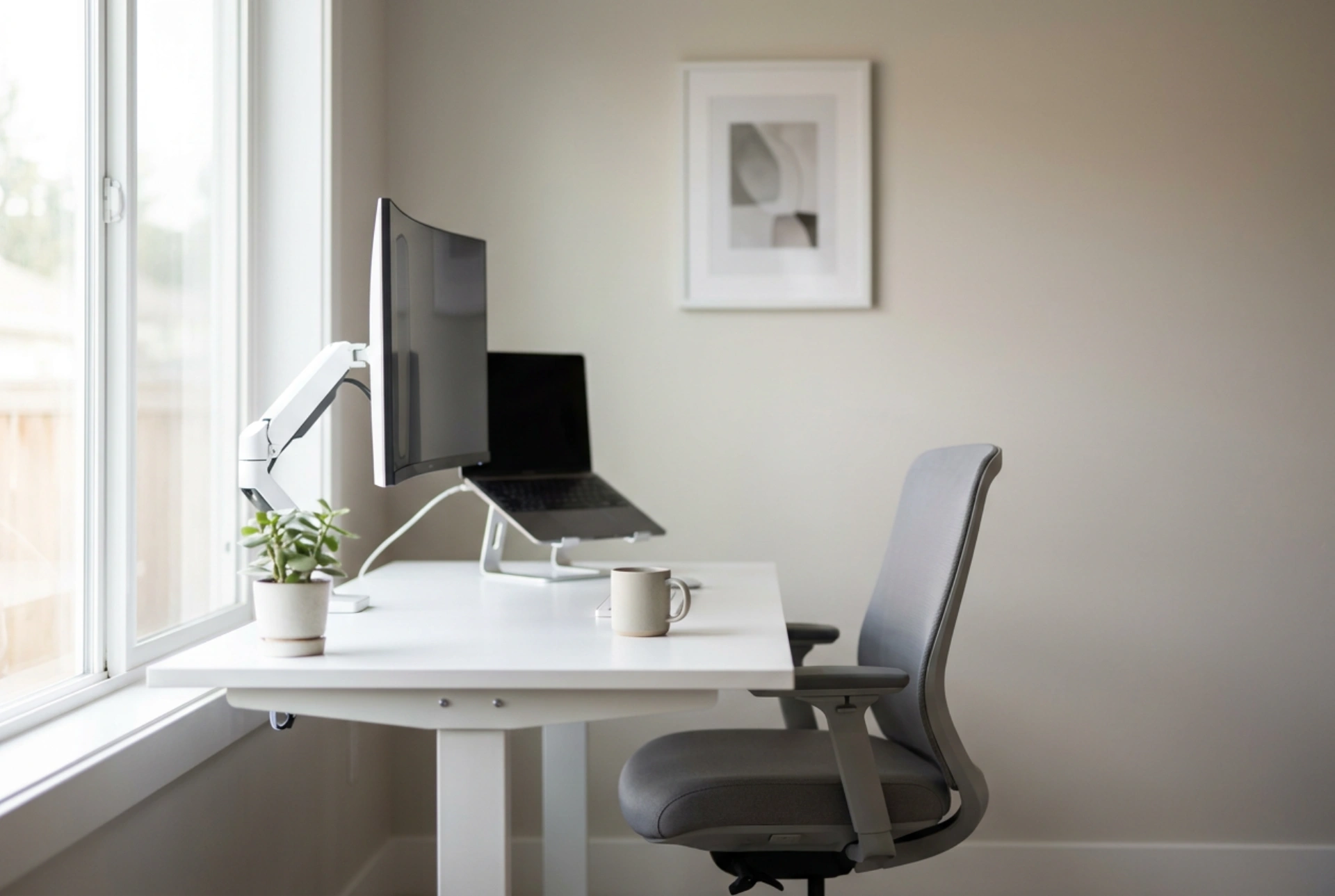 Hoe een monitor aan de muur te bevestigen en de bureau-ergonomie te verbeteren