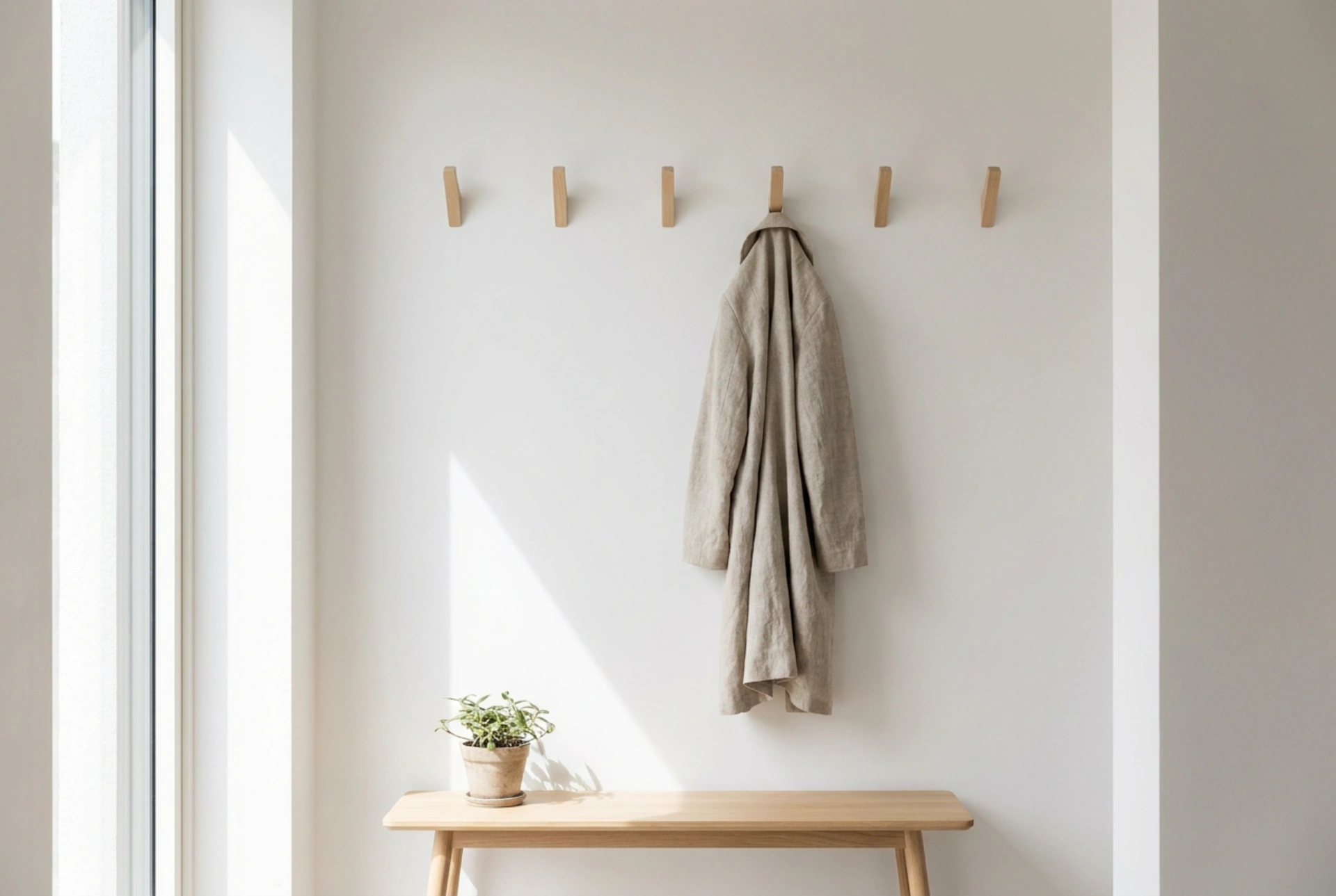 Waar hang je wandkapstokken op om visuele chaos in huis te voorkomen?