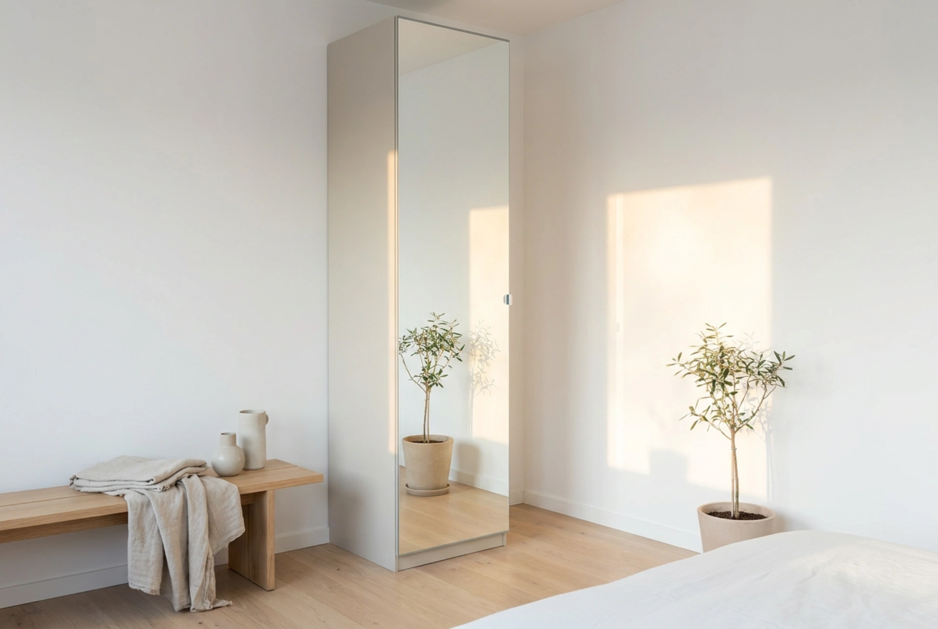 Hoe plaats je een kleine spiegelkast voor optimaal licht en ruimte?