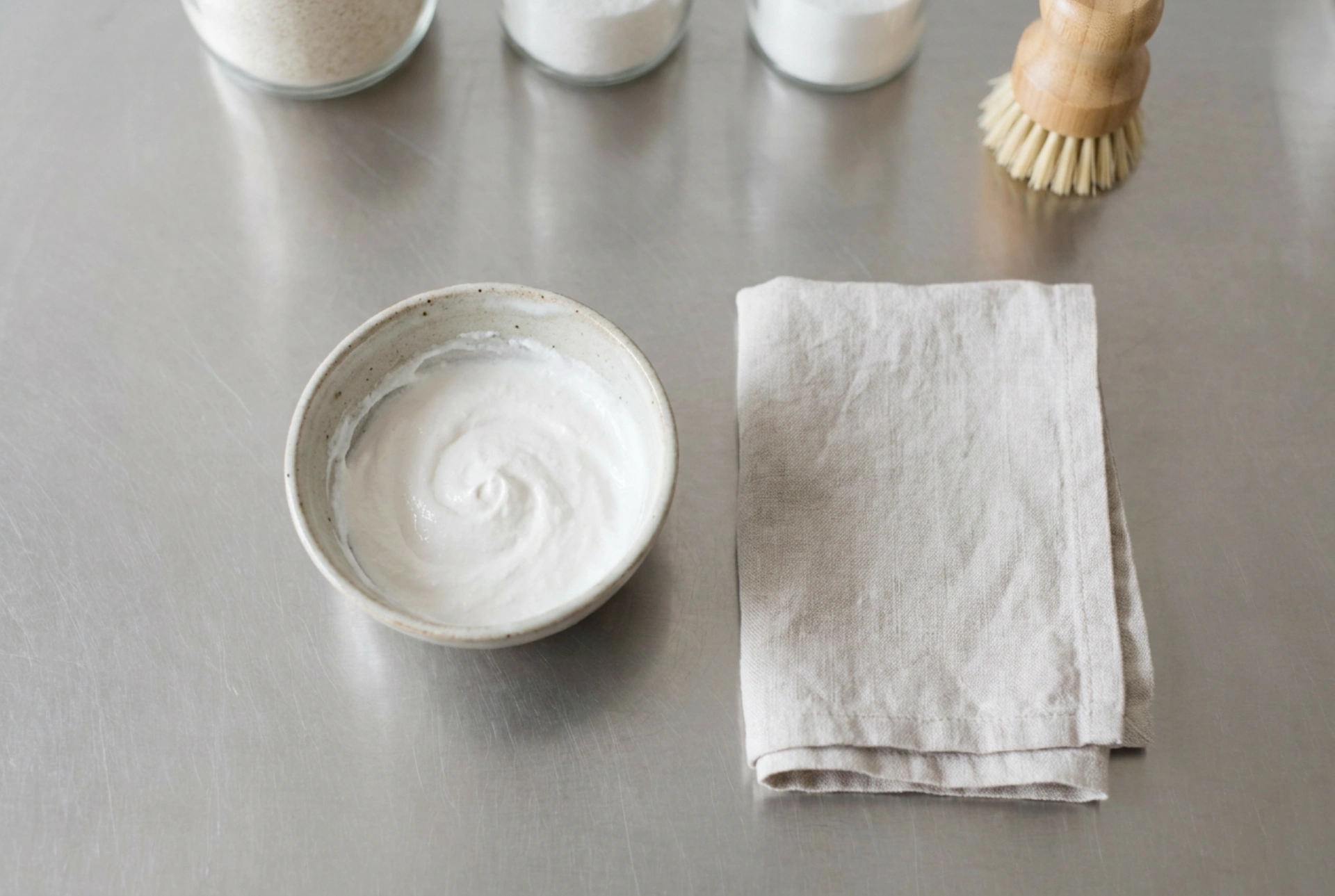Hoe maak je de onderkant van een aangebrande pan schoon van zwarte koolstofaanslag